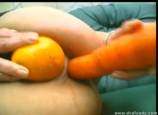 Eine Orange in der Möse und eine Karotte im Arschloch